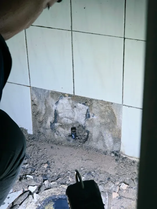 변기 앵글밸브 벽체배관 파열로 인한 누수공사